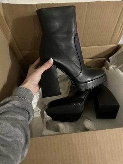 Recurate TRINA BLACK LEATHER - SM REBOOTED