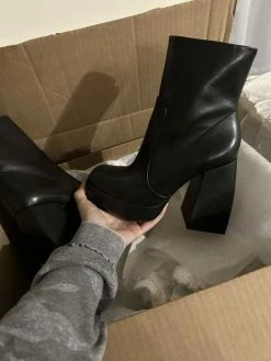 Recurate TRINA BLACK LEATHER - SM REBOOTED